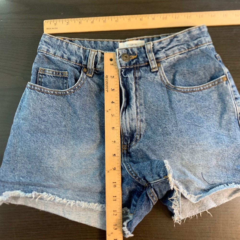 Cotton On High Rise Mom Denim Shorts Medium Wash Blue Size 4 US Frayed Hem - Picture 9 of 11
